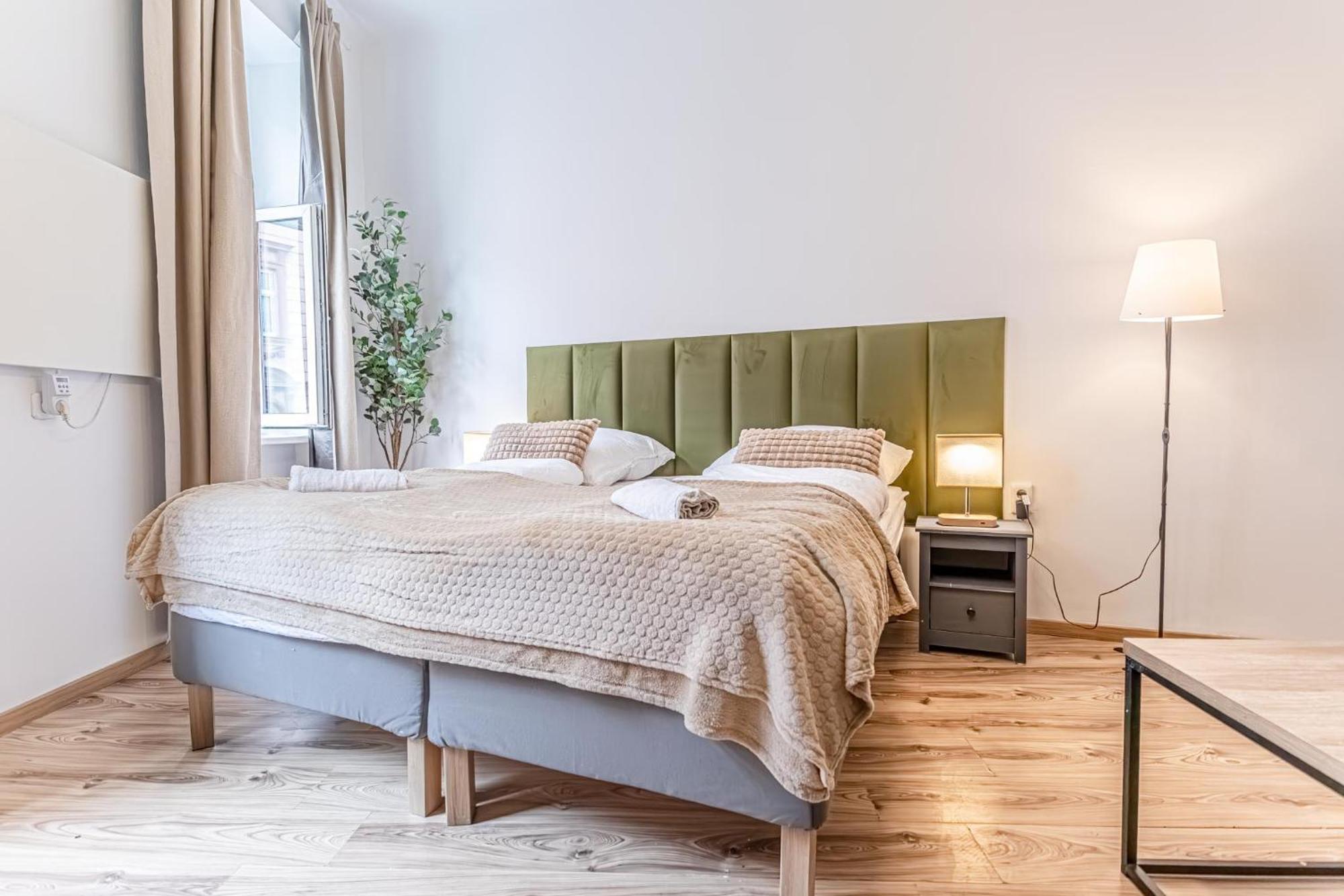 Comfortable 1 Bedroom In Prime Location *