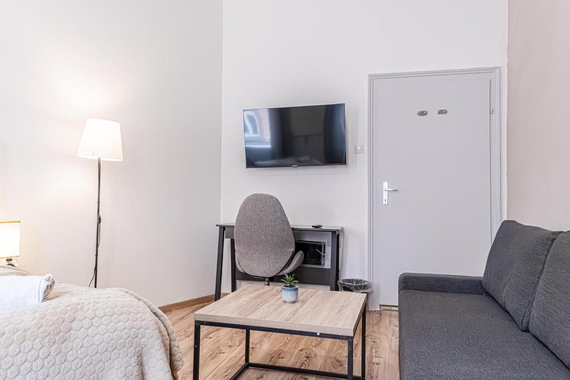 Comfortable 1 Bedroom In Prime Location *