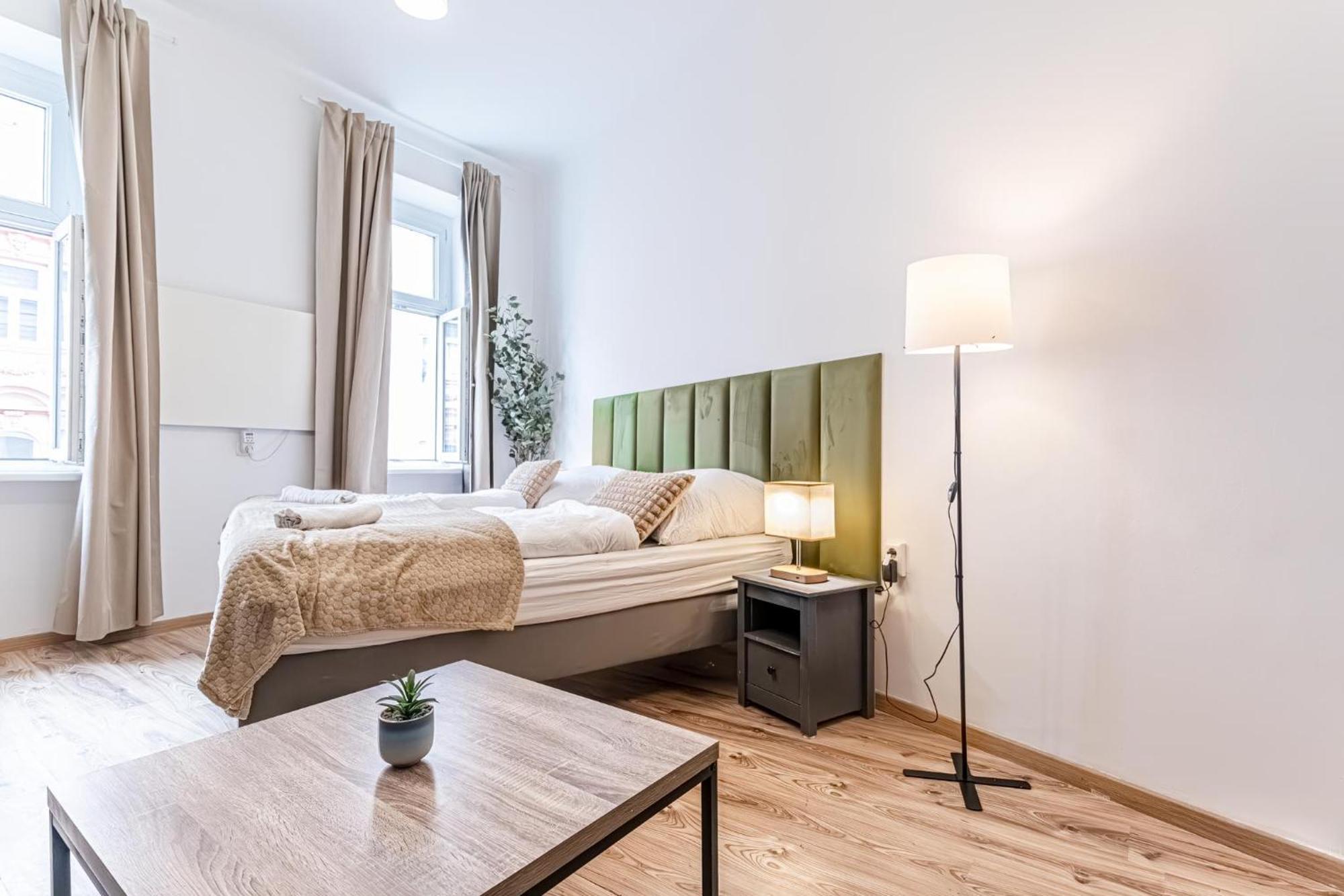 Comfortable 1 Bedroom In Prime Location Apartment *