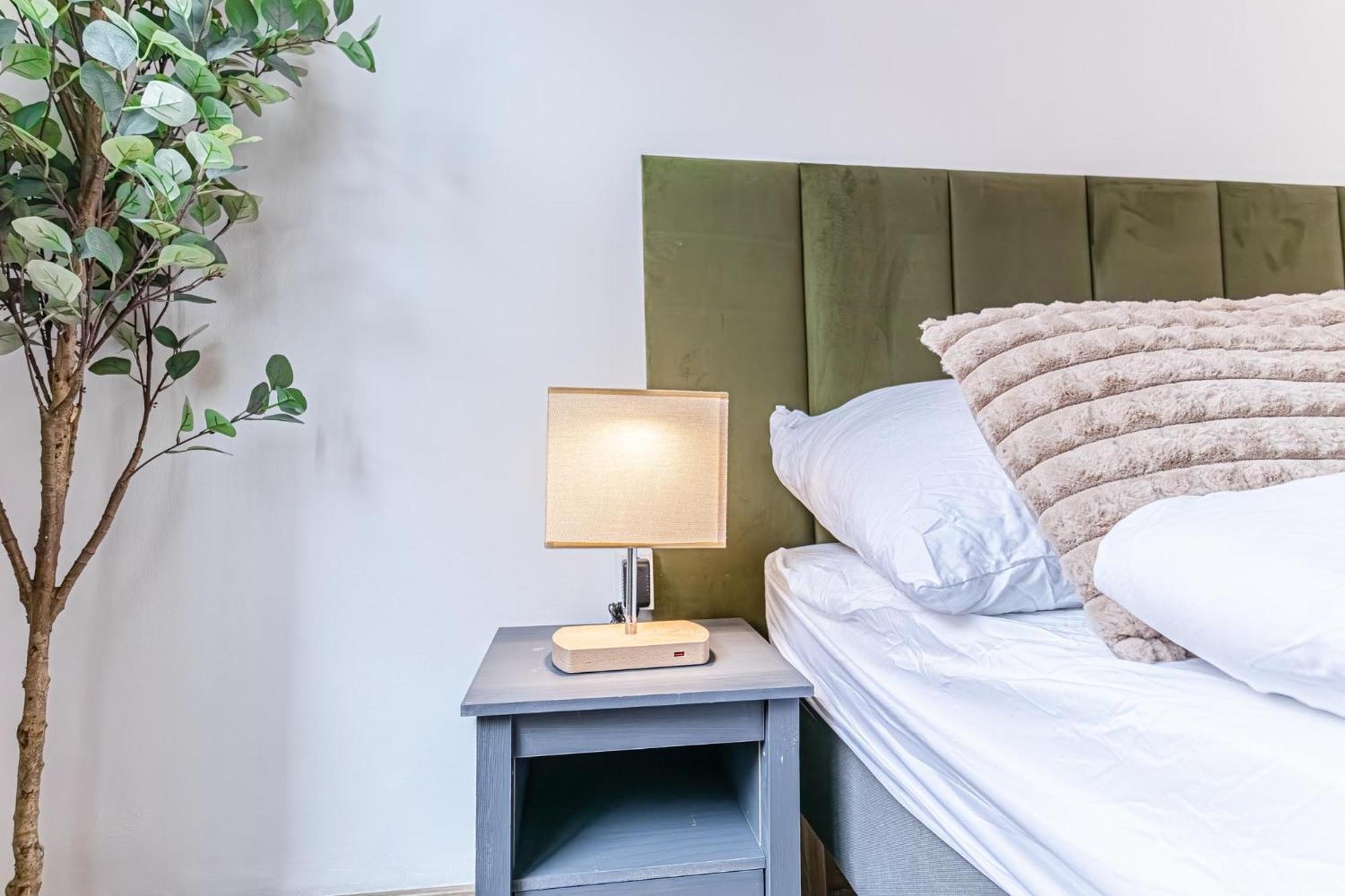 Comfortable 1 Bedroom In Prime Location *